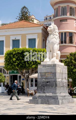 Griechenland, Insel Samos, Inselhauptort Samos (auch Vathy), Pythagoras Central Square mit Löwen-Denkmal Stockfoto