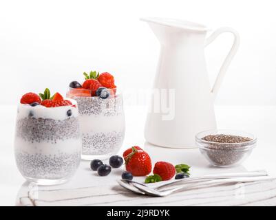 Chia-Samenpudding mit Beeren auf weißem Hintergrund, Himbeere, Erdbeere, Heidelbeere. Stockfoto