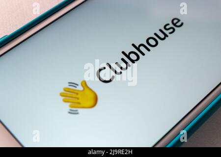 Kumamoto, JAPAN - Feb 3 2021 : Clubhouse App-Logo auf dem iPhone. Clubhouse ist eine reine Audio-Chat-SNS-App, die 2020 von Alpha Exploration gestartet wurde Stockfoto