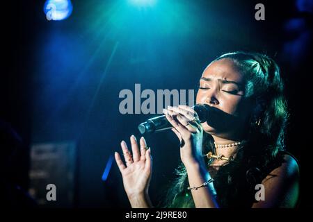 Kopenhagen, Dänemark. 24.. Mai 2022. Die britische Neo-Soulsängerin und Songwriterin Joy Crookes gibt ein Live-Konzert im Pumpehuset in Kopenhagen. (Foto: Gonzales Photo/Alamy Live News Stockfoto