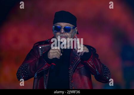 MAILAND, ITALIEN - 24. MAI 2022. Vasco Rossi spielt live auf der Bühne für seine „Vasco live 2022“-Tour am 24. Mai 2022 im Ippodromo Snai La Maura Credit: Massimiliano Ferraro/Medialys Images/Alamy Live News Stockfoto