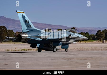 Ein F-16C Falcon, der dem 64. Aggressor Squadron zugewiesen wurde, Taxis vor einer Trainingsmission auf der Nellis AFB, Nevada, 18. Mai 2022. Aggressor Piloten sind in den USA und Gegner Taktik hoch qualifiziert. Sie bieten US-amerikanischen und alliierten Kräften während der Trainingsübungen Realismus. (USA Luftwaffe Foto von William R. Lewis) Stockfoto