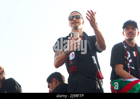 Mailand, Italien. 23.. Mai 2022. Abfahrt des offenen Busses von der Casa Milan zur Scudetto-Feier des AC Milan am 23 2022. Mai in Mailand, Italien.Quelle: Independent Photo Agency/Alamy Live News Stockfoto