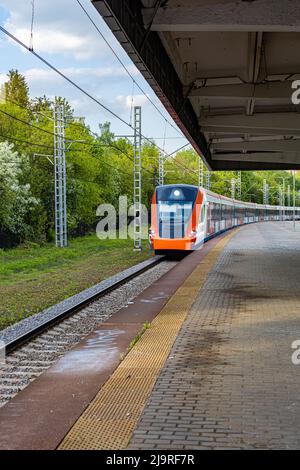 Moskau, Russland - 21. Mai 2022: Ein Elektrozug fährt auf eine leere Plattform. Hochwertige Fotos Stockfoto