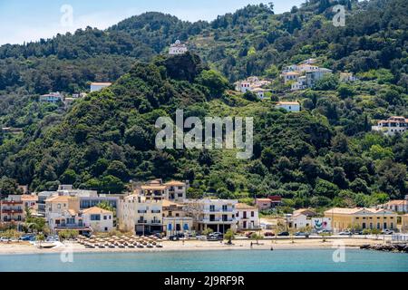 Griechenland, Insel Samos, Karlovasi (Karlovassi), Limani Karlovasiou, Strand beim Fährhafen und Blick auf Alonaki, den 'Lykabettus Karlovasi' im Ort Stockfoto