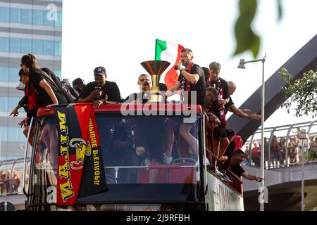 Mailand, Italien. 23.. Mai 2022. Abfahrt des offenen Busses von der Casa Milan zur Scudetto-Feier des AC Milan am 23 2022. Mai in Mailand, Italien.Quelle: Independent Photo Agency/Alamy Live News Stockfoto