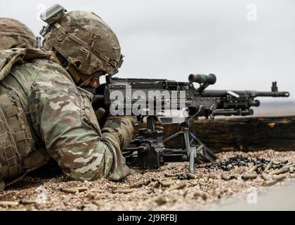 Ein Soldat, der der Infanterie-Division 4. zugewiesen wurde, sendet während eines Maschinengewehr-Wettkampfes M240B in der Ivy Week 2022, 24. Mai 2022, Fort Carson, Colorado, Kugeln aus der Reichweite. Bei den Veranstaltungen der Ivy Week zeigte jeder Soldat seine wahre Loyalität, Teamleistung und Hingabe nicht nur füreinander, sondern auch für sein Engagement für die Letalität in der Bergpost. (USA Foto der Armee von Staff Sgt. Matthew Lumagui) Stockfoto