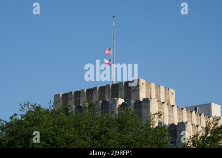 (220525) -- HOUSTON, 25. Mai 2022 (Xinhua) -- das Foto vom 24. Mai 2022 zeigt die Flaggen der Hälfte des Personals auf dem Gebäude des Texas Department of Transportation in Austin, Texas, USA. Mindestens 19 Kinder und zwei Erwachsene wurden am Dienstag bei einer Schießerei an der Robb Elementary School in der Stadt Uvalde, Texas, getötet. (Fotos von Bo Lee/Xinhua) Stockfoto