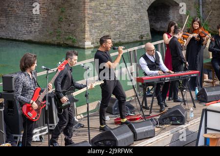 Ferrara, 24. Mai 2022. Francesco Gabbanis neue Musikvideos im alten Burggraben von Estense in Ferrara, Italien. Kredit: Filippo Rubin / Alamy Live Nachrichten Stockfoto