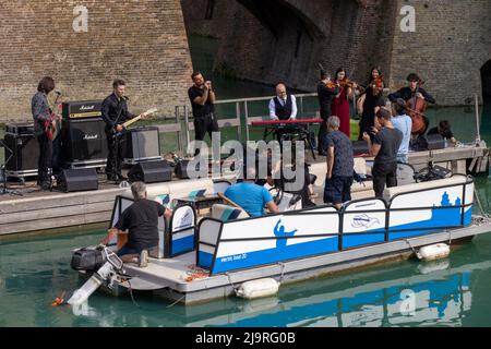 Ferrara, 24. Mai 2022. Francesco Gabbanis neue Musikvideos im alten Burggraben von Estense in Ferrara, Italien. Kredit: Filippo Rubin / Alamy Live Nachrichten Stockfoto