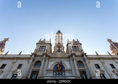 Valencia, Spanien - 05 06 2022: Rathaus von Valencia, Spanien an einem sonnigen Frühlingstag. Stockfoto