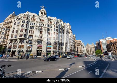 Valencia, Spanien - 05 06 2022: Apartmenthaus in Valencia, Spanien an einem sonnigen Frühlingstag. Stockfoto