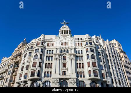 Valencia, Spanien - 05 06 2022: Apartmenthaus in Valencia, Spanien an einem sonnigen Frühlingstag. Stockfoto