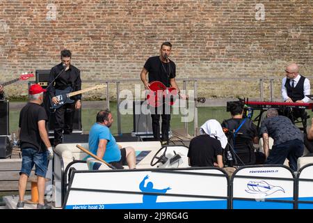 Ferrara, 24. Mai 2022. Francesco Gabbanis neue Musikvideos im alten Burggraben von Estense in Ferrara, Italien. Kredit: Filippo Rubin / Alamy Live Nachrichten Stockfoto