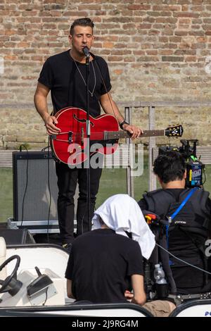 Ferrara, 24. Mai 2022. Francesco Gabbanis neue Musikvideos im alten Burggraben von Estense in Ferrara, Italien. Kredit: Filippo Rubin / Alamy Live Nachrichten Stockfoto