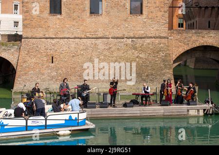 Ferrara, 24. Mai 2022. Francesco Gabbanis neue Musikvideos im alten Burggraben von Estense in Ferrara, Italien. Kredit: Filippo Rubin / Alamy Live Nachrichten Stockfoto