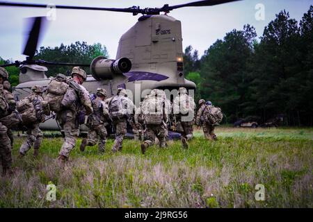 Soldaten des Bataillons 2., 327. Infanterie-Regiment „No Slack“, 1. Brigade Combat Team, 101. Airborne Division (Air Assault), führten während der Operation Lethal Eagle 2, Fort Campbell, Ky, eine Situationsübung durch. Die situationsbezogene Trainingsübung bestand aus einer Flugmission, der Einrichtung eines objektiven Rally-Punktes und der Reaktion auf den Kontakt. Stockfoto