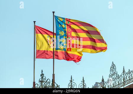 Valencia, Spanien - 05 06 2022: Spanische und valencianische Flaggen auf der Plaza de Toros de Valencia. Stockfoto