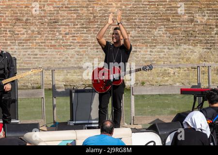 Ferrara, 24. Mai 2022. Francesco Gabbanis neue Musikvideos im alten Burggraben von Estense in Ferrara, Italien. Kredit: Filippo Rubin / Alamy Live Nachrichten Stockfoto