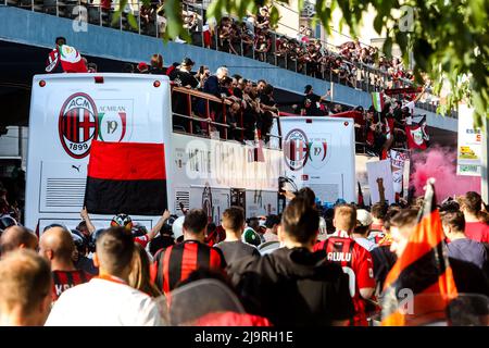 Mailand, Italien. 23.. Mai 2022. Abfahrt des offenen Busses von der Casa Milan zur Scudetto-Feier des AC Milan am 23 2022. Mai in Mailand, Italien.Quelle: Independent Photo Agency/Alamy Live News Stockfoto