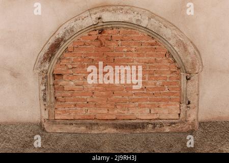 Altes gemauertes Fenster im mittelalterlichen Elsass Frankreich Stockfoto