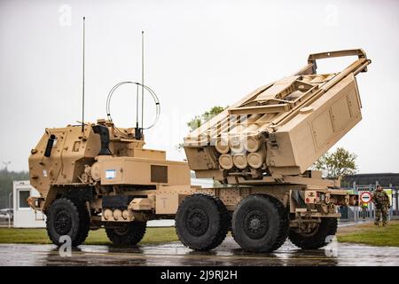 Soldaten der US-Armee, die Bravo Battery, 1. Bataillon, 14. Field Artillery Regiment, 75. Field Artillery Brigade zugeordnet sind, bereiten während einer HIMARS Rapid Infiltrationsübung im Rahmen von DEFENDER-Europe 22 in Bornholm, Dänemark, am 24. Mai 2022 ein M142 High Mobility Artillery Rocket System für einen Trockenbrand vor. DEFENDER-Europe 22 ist eine Reihe von multinationalen Trainingsübungen der US Army Europe und Africa im Rahmen des großen globalen Trainingskonstrukts des US European Command, das in Osteuropa stattfindet. Im Rahmen der jährlichen US-geführten Übung trainieren Teile der dänischen Armee, der Marine und der Luftwaffe Litoral Stockfoto