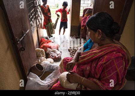 24. Mai 2022, Tehatta, Westbengalen, Indien: Die westbengische Regierung hat Schulen der staatlichen Regierung angewiesen, während der Sommerferien Mittagsessen an Eltern von Schülern zu verteilen, damit den bedürftigen Kindern das Programm nicht entzogen wird. In der Mitteilung hieß es, dass jeder Schüler 2 kg Reis, 2 kg Kartoffeln, 250 Gramm Zucker, 250 Gramm Hülsenfrüchte und ein Stück Seife erhalten würde. So kamen die Schüler in den Sommerferien an eine Grundschule, um ihre Essensartikel zu holen, und einige von ihnen helfen auch, Lebensmittel im Nabin Nagar, Westbengalen, zu geben. (Bild: © Soumrabyata Roy/Pacific Stockfoto