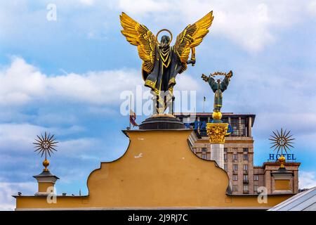 Statue der Göttin Berehynia auf der Oberseite des Unabhängigkeitsdenkmals, Orange Revolution, Maidan-Platz, Kiew, Ukraine Stockfoto