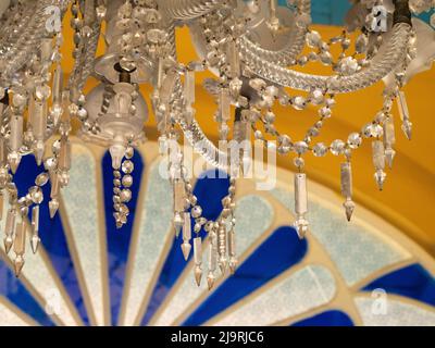 Kuba, Santa Clara, reich verzierte Kronleuchter im historischen Theater Stockfoto