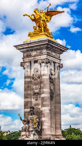 Goldene Ruhmesstatue mit geflügelten Pferden, Pont Bridge Alexandre III, Paris, Frankreich. Brücke über die seine über Paris, erbaut 1900 Stockfoto