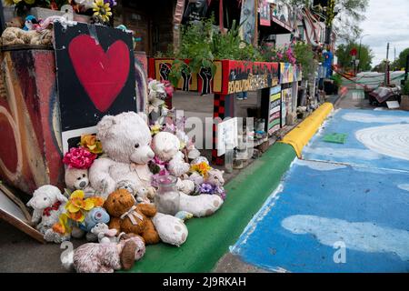 Minneapolis. 22.. Mai 2022. Das am 22. Mai 2022 aufgenommene Foto zeigt Puppen auf dem George Floyd Square in Minneapolis, Minnesota, USA. Quelle: Liu Jie/Xinhua/Alamy Live News Stockfoto