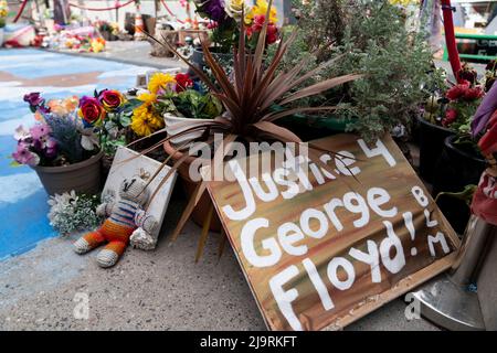 Minneapolis. 22.. Mai 2022. Das am 22. Mai 2022 aufgenommene Foto zeigt eine Gedenktafel am George Floyd Square in Minneapolis, Minnesota, USA. Quelle: Liu Jie/Xinhua/Alamy Live News Stockfoto