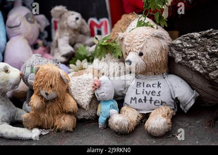 Minneapolis. 22.. Mai 2022. Das am 22. Mai 2022 aufgenommene Foto zeigt Puppen auf dem George Floyd Square in Minneapolis, Minnesota, USA. Quelle: Liu Jie/Xinhua/Alamy Live News Stockfoto