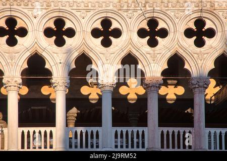 Italien, Venedig. Sonnenlicht auf architektonischen Entwürfen bildet Muster an der Innenwand des Dogenpalastes Stockfoto