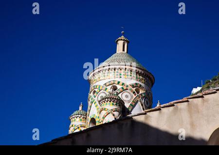 Italien, Amalfi. Licht auf der Kathedrale von St. Andrew. Stockfoto