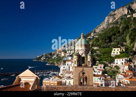 Italien, Amalfi. Licht auf die Kathedrale von St. Andreas und die Stadt Amalfi. Stockfoto