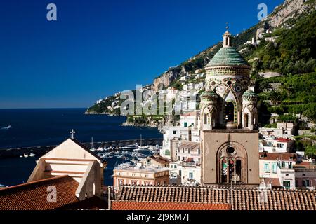 Italien, Amalfi. Licht auf die Kathedrale von St. Andreas und die Stadt Amalfi. Stockfoto