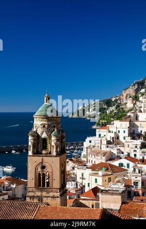 Italien, Amalfi. Licht auf die Kathedrale von St. Andreas und die Stadt Amalfi. Stockfoto