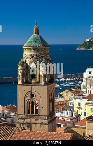 Italien, Amalfi. Licht auf die Kathedrale von St. Andreas und die Stadt Amalfi. Stockfoto