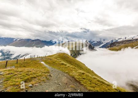 Schöne Erkundungstour durch die Berge in der Schweiz. Stockfoto