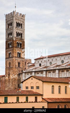 Italien, Toskana, Lucca. Kathedrale von Lucca, mittelalterliche gotische Kirche und Glockenturm, 13.-14. Jahrhundert. Stockfoto