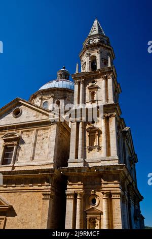 Italien, Toskana, Montepulciano. Die Kuppel und der Glockenturm der Kirche San Biaggio unterhalb der Hügelstadt Montepulciano. Stockfoto