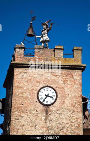 Italien, Toskana, Montepulciano. Dieser historische und einzigartige Uhrenturm, der Turm von Pulcinella, kündigt jede Stunde mit Zimbeln an und ist Teil der Kirche o Stockfoto