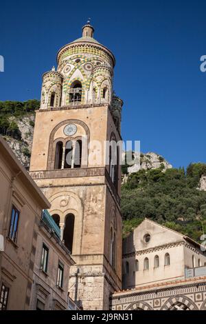 Italien, Amalfi. Nahaufnahme der Kathedrale des Heiligen Andreas (Duomo) im byzantinischen Stil auf der Piazza del. Stockfoto