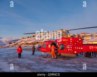 Air Greenland Bell 212 auf dem Hubschrauberlandeplatz von Uummannaq. Uummannaq im Winter im nördlichen Westgrönland jenseits des Polarkreises. Grönland, Dänisch ter Stockfoto