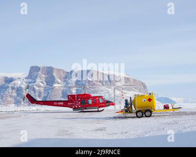 Air Greenland Bell 212 auf dem Hubschrauberlandeplatz von Uummannaq. Uummannaq im Winter im nördlichen Westgrönland jenseits des Polarkreises. Grönland, Dänisch ter Stockfoto