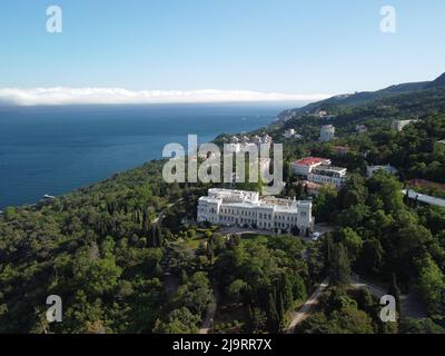 Luftaufnahme des Livadia-Palastes - das Hotel liegt am Ufer des Schwarzen Meeres im Dorf Livadia in der Region Jalta der Krim. Livadia Palace war ein Stockfoto