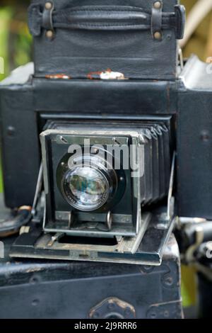 Wiedererschaffung und Geschichte des Ersten Weltkriegs. Nahaufnahme einer alten Balgenkamera. Stockfoto