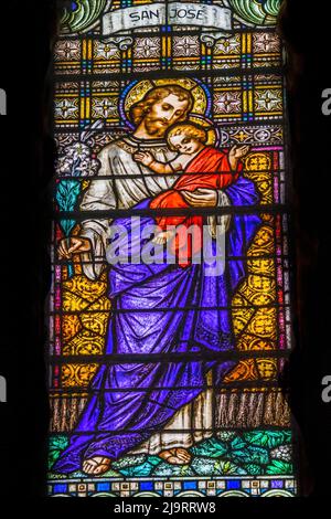 St. Joseph und Baby Jesus Glasmalerei, Sanctuary Maria Auxiliadora, Punta Arenas, Chile. (Nur Für Redaktionelle Zwecke) Stockfoto