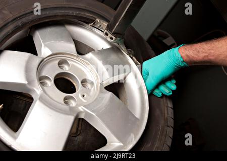 Mechaniker ändern Autorad in Auto-Werkstatt Stockfoto